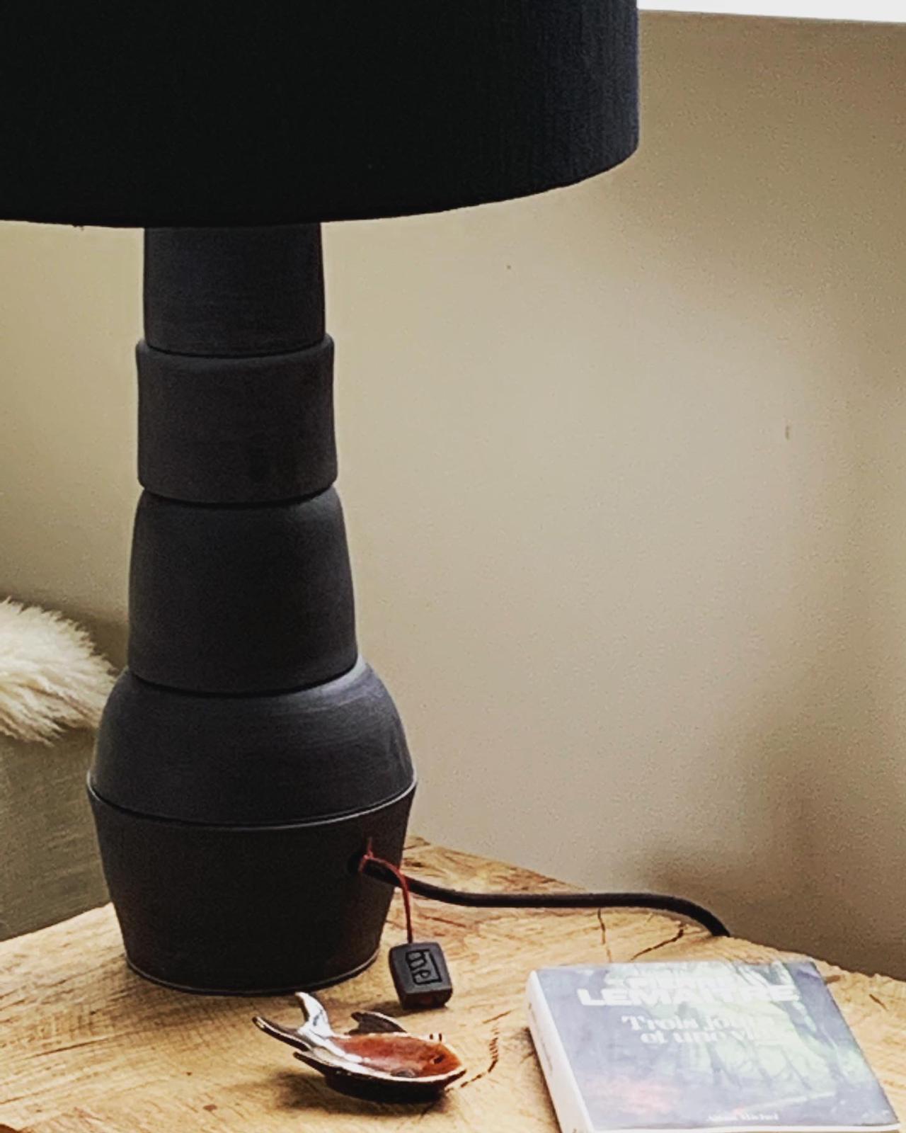 lampe_toute_noire_imelceramics_details_signature_et_pied