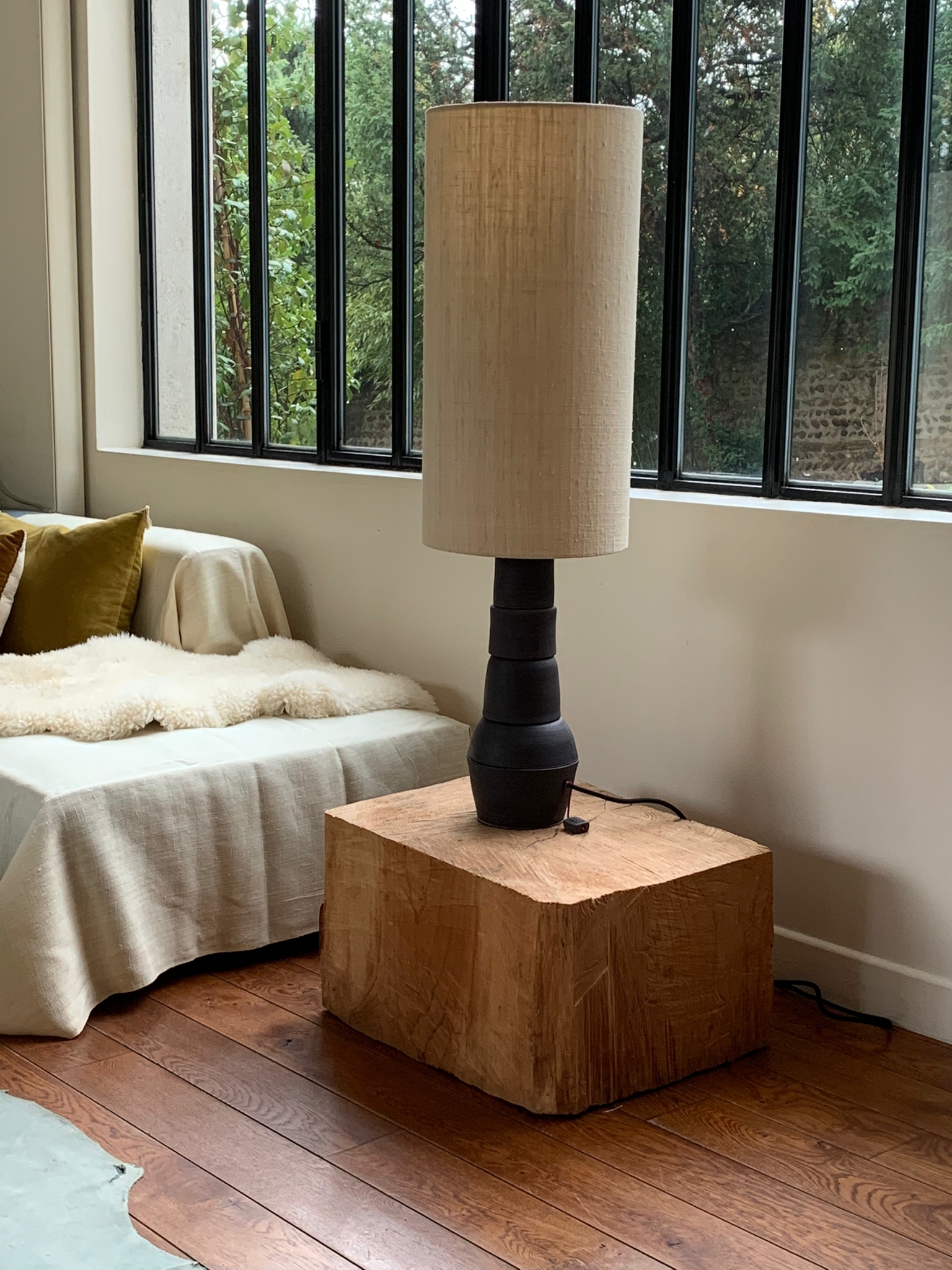 imelceramics_lampe_pied_noir_grand_abat_jour_beige