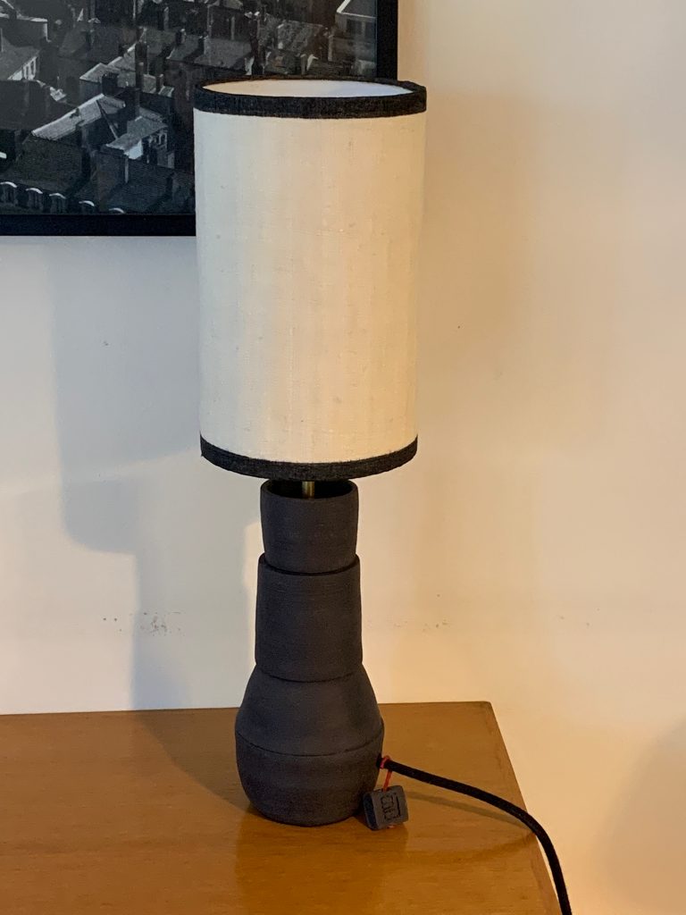 lampe_imelceramics_abat_jour_blanc_contours_noirs_pied_noir