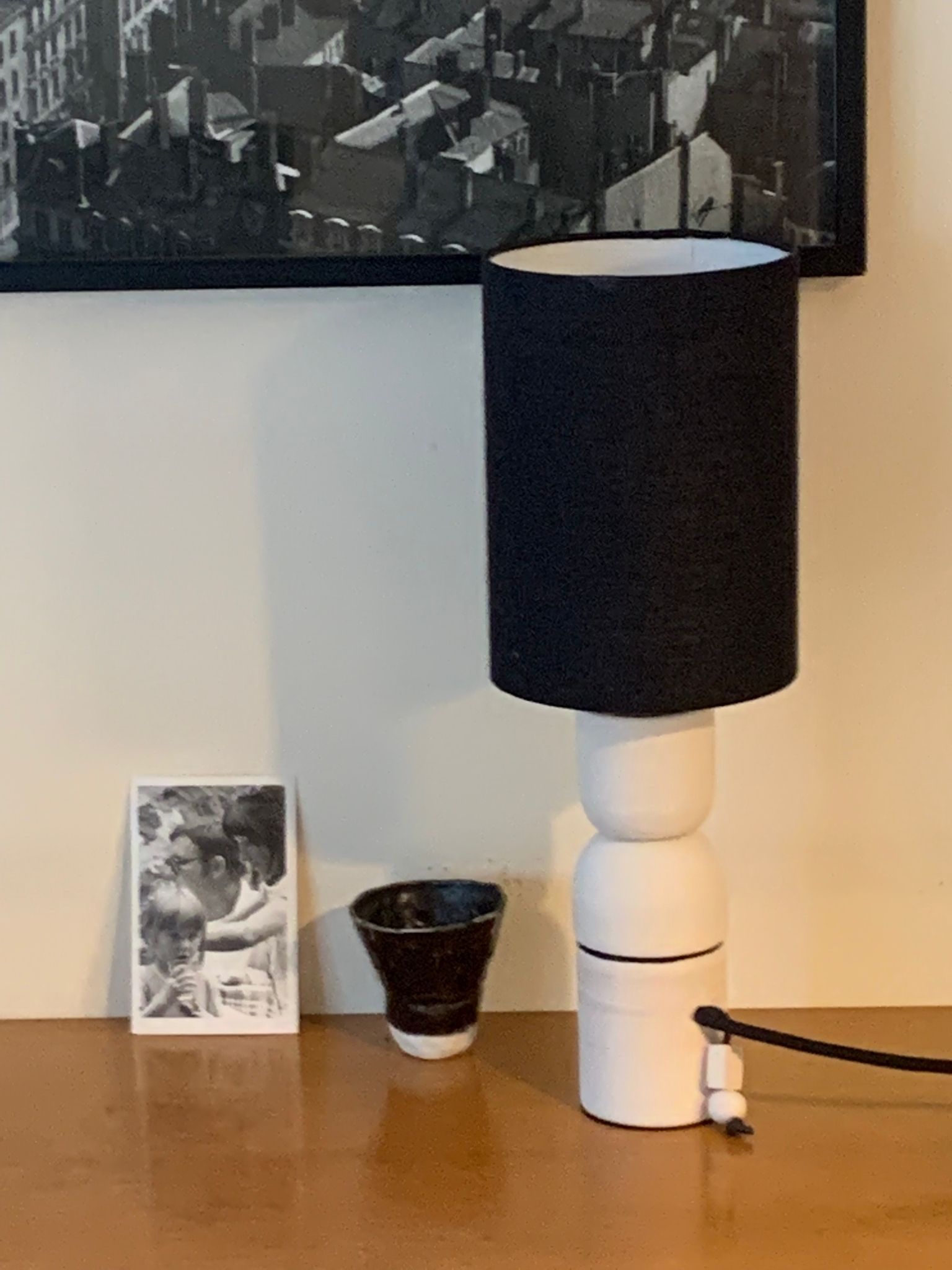 lampe_imelceramics_abat_jour_noir_fing_moyen_pied_blanc