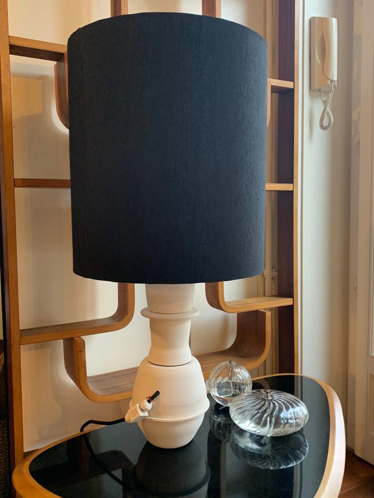 lampe_imelceramics_abat_jour_noir_pied_blanc_taille_moyenne