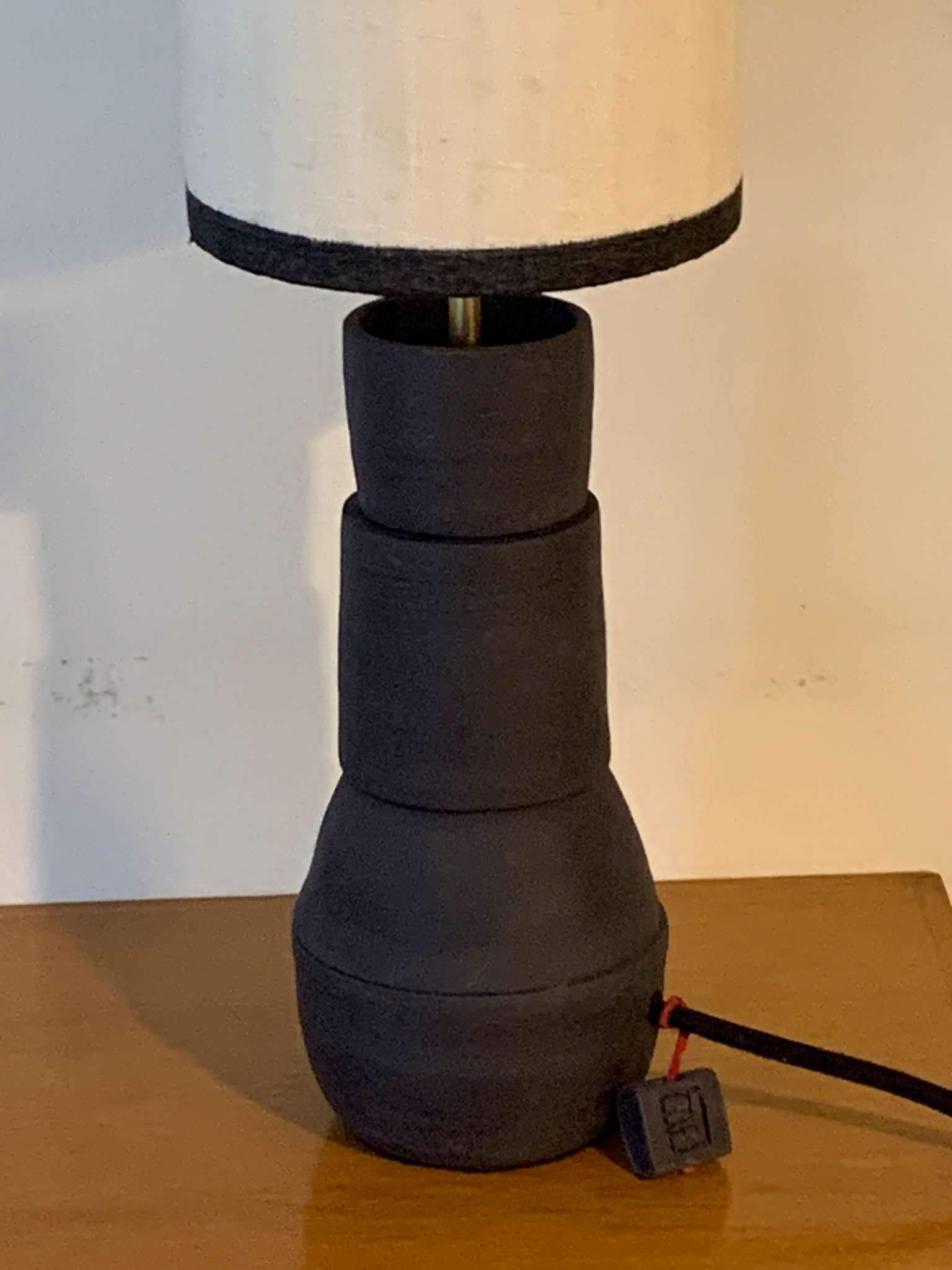 lampe_imelceramics_detail_pied_noir_abat_jour_blanc_contours_noirs