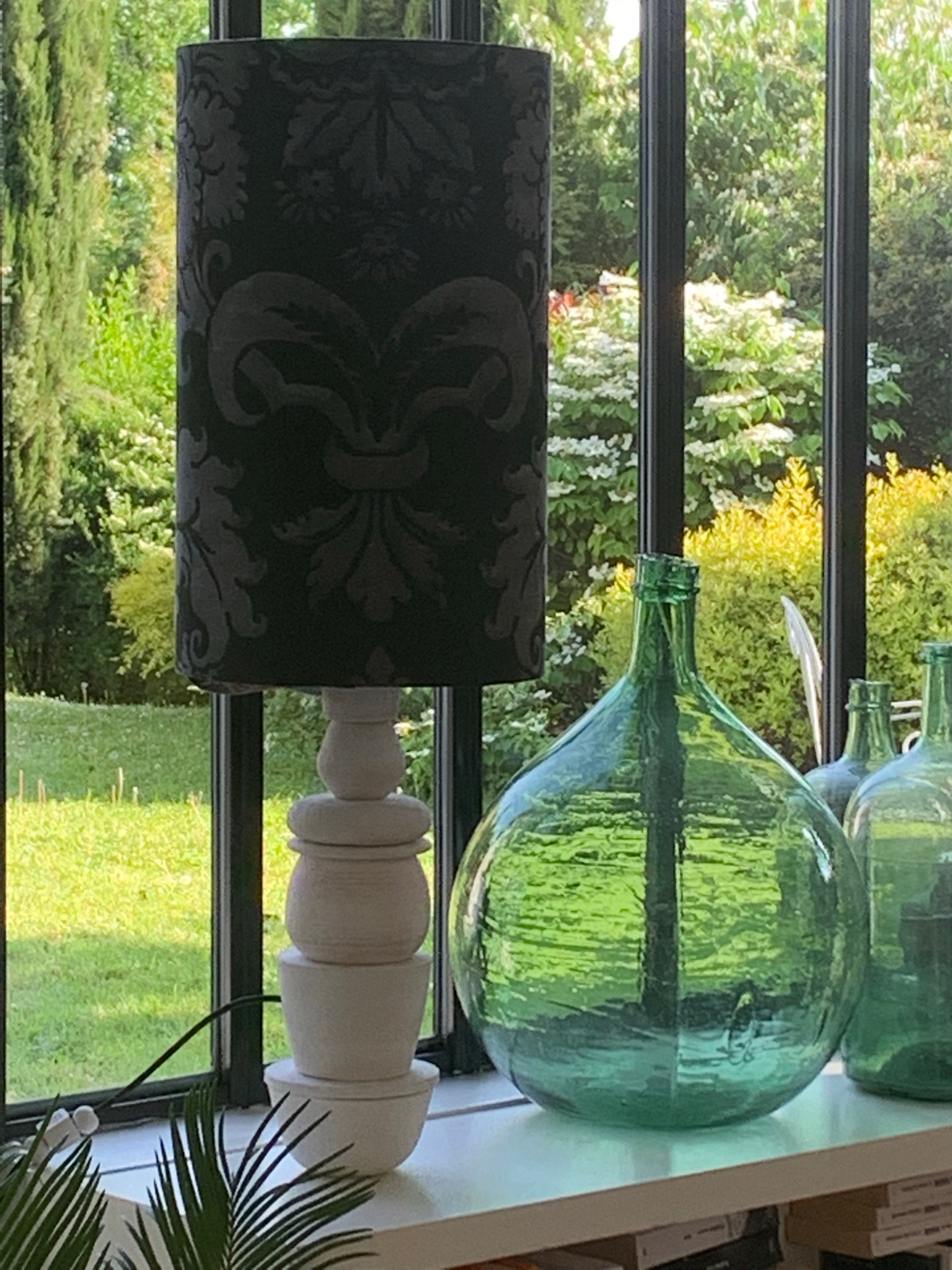 lampe_maison_yoko_abat_jour_gris_pied_blanc_imelceramics_plein_pied