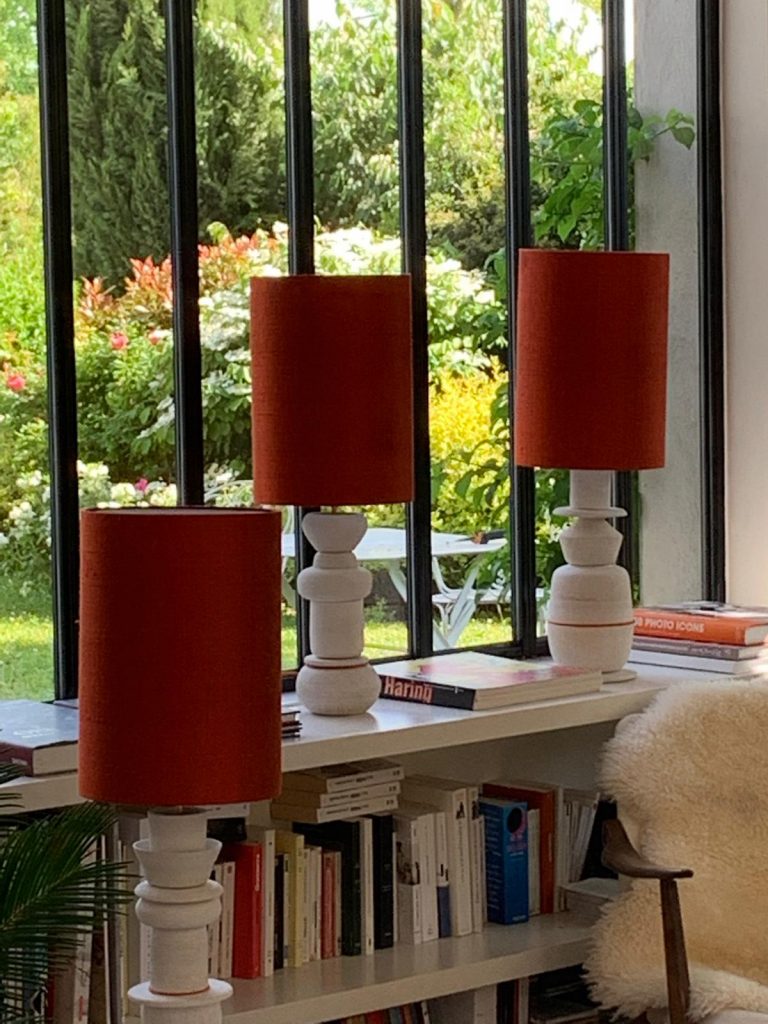 lampes_trio_pied_blanc_abat_jour_rouge_imelceramics